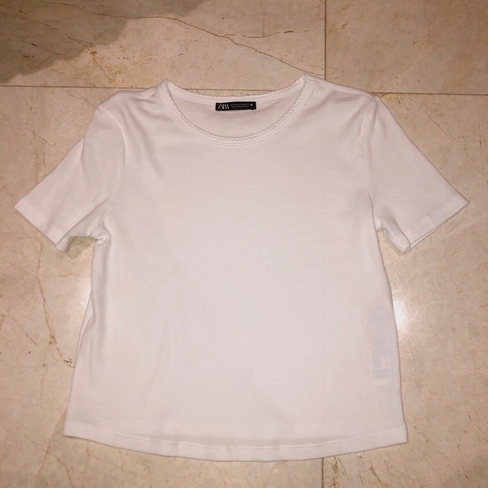(NWOT) Zara white tshirt with kitted neckline